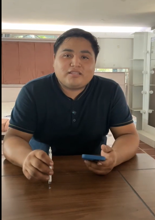 Parte del equipo de Mueblería LAU platicando de frente, en una mesa de la tienda en San Andrés Tuxtla, Veracruz